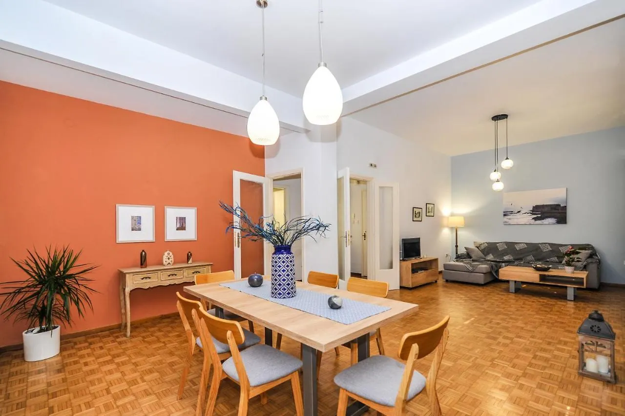The Elegant. Spacious City Center Apartment. Heraklion