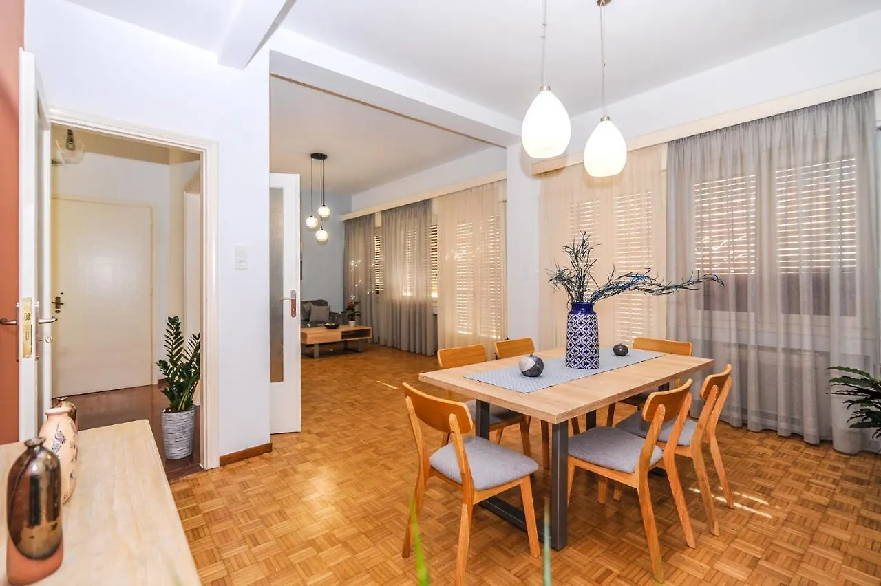 The Elegant. Spacious City Center Apartment. Heraklion